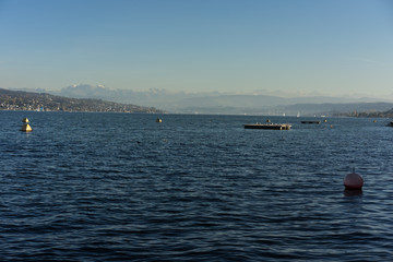 Obraz premium lake zurich water view with gold coast in the back and mountains