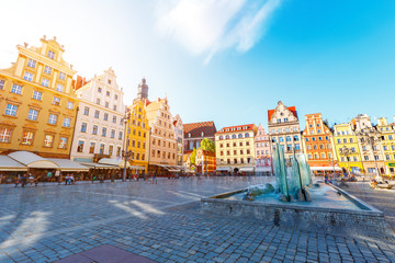 Obraz premium Fantastic view of the ancient homes on a sunny day. Location famous Market Square in Wroclaw, Poland, Europe. Historical capital of Silesia. Beauty world.