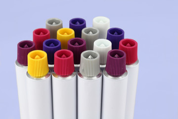 tubos esmaltados en blanco de aluminio comprimible con tapones de rosca de colores en fondo lila
