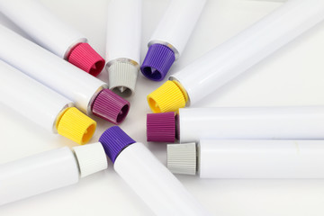 tubos de aluminio comprimible con tapones de rosca de colores - obrazy, fototapety, plakaty