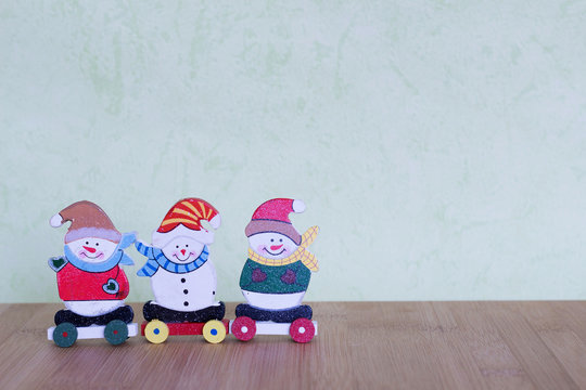 petit jouet sur le thème de noel avec bonhomme de neige ,ourson , boule et cloches rouges