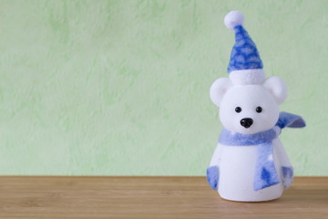 petit jouet sur le thème de noel avec bonhomme de neige ,ourson , boule et cloches rouges