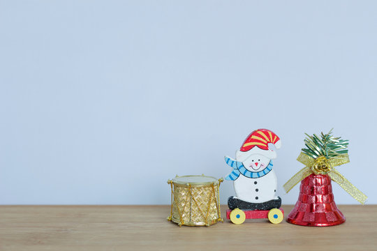 petit jouet sur le thème de noel avec bonhomme de neige ,ourson , boule et cloches rouges