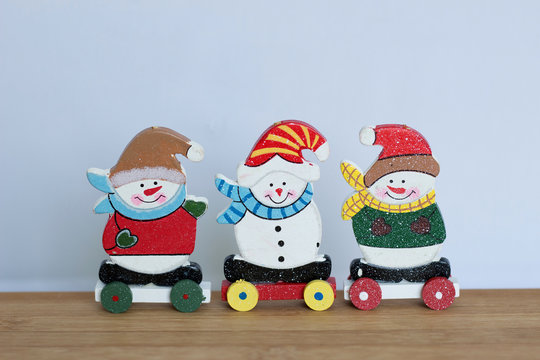 petit jouet sur le thème de noel avec bonhomme de neige ,ourson , boule et cloches rouges