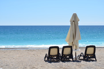 Obraz premium chaise lounges on the background of the sea