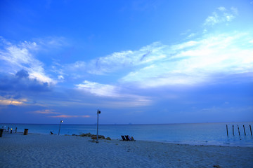 Obraz premium Beautiful view on evening sand beach and amazing blue sky. Aruba. September, 2017.