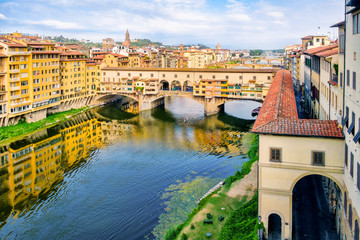 De Ponte Vecchio over de rivier de Arno op de stad Florence