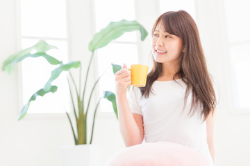 部屋でお茶を飲む女性
