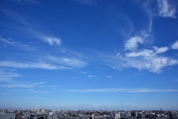 秋空と都会の街並み
