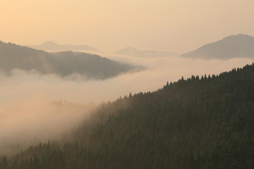 夜明けの最上峡を流れる霧の川（山形県戸沢村）Dawn of  Mogami-gorges / Tozawa, Yamagata, Japan