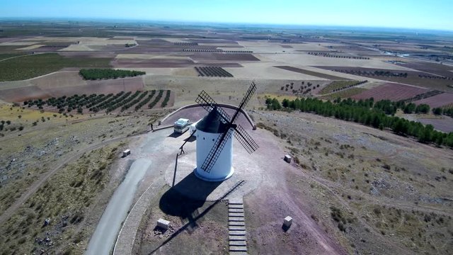 Molinos de viento de Don Quijote de Cervantes en Alcazar de San Juan, Ciudad Real (España) Video aereo con drone 