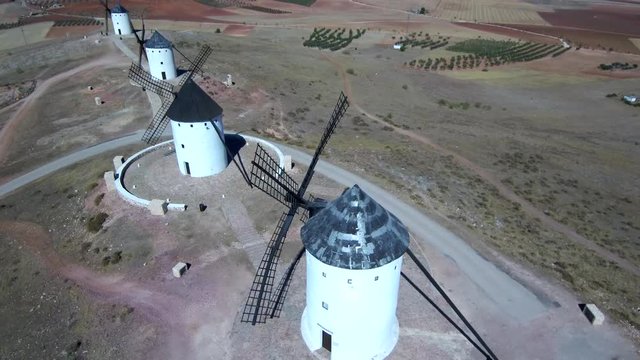 Alcazar de San Juan. Molinos de viento a vista de drone. Video aereo