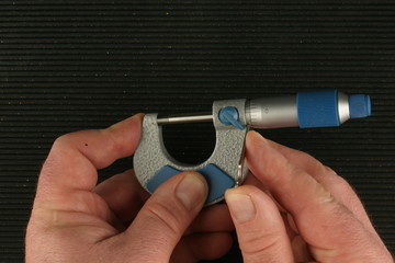 Zeroing imperial vernier micrometer, black ribbed toolbox mat