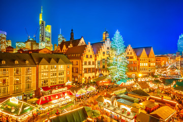 Traditional christmas market in the historic center of Frankfurt, Germany - obrazy, fototapety, plakaty