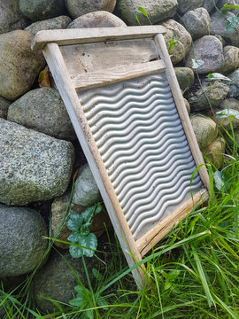 Altes Waschbrett zur Dekoration in Garten an Steinmauer
