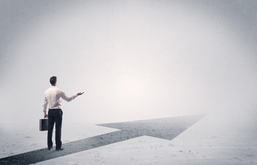 Obraz premium Standing salesman looking ahead with arrow