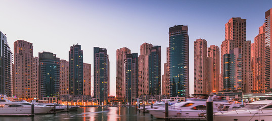 Obraz premium dubai marina buildings purple color