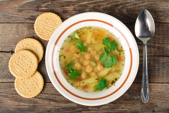 Pea soup with potatoes and crackers