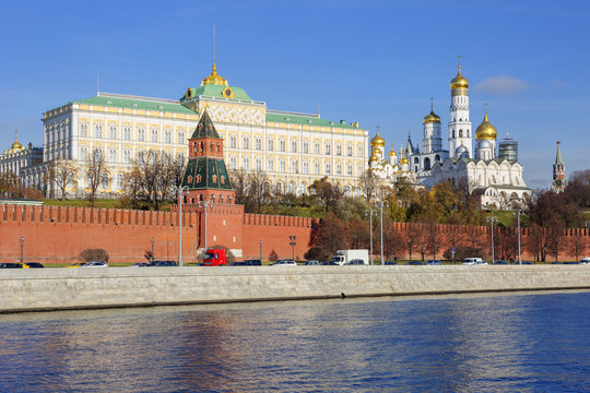 Москва. Большой кремлёвский дворец на берегу Москвы-реки.