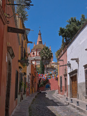 Fototapeta na wymiar Calle Aldama in San Miguel de Allende