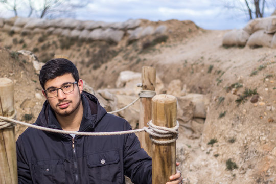 joven en escalera