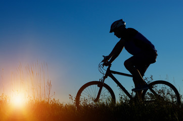 Obraz premium Male cyclist driving outdoors