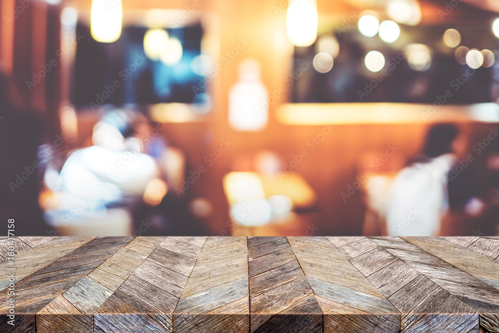 Poster empty rustic old wood table and blurred people dining at restaurant with bokeh light background. pro