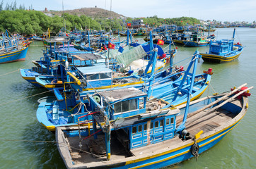 Fototapeta na wymiar fishing boats in Vietnam