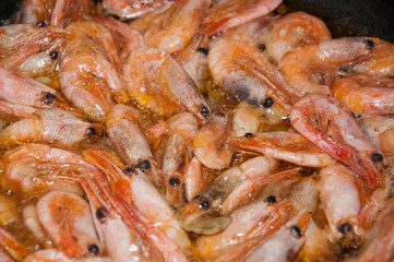 shrimp stir-fried in boiling oil