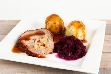 Braten mit Knödel und Rotkohl