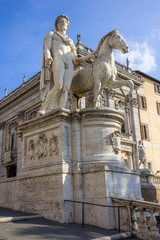 Fototapeta premium Pomnik Polluksa z koniem na Piazza del Campidoglio na Kapitolu, Rzym, Włochy