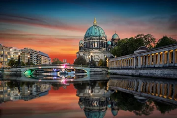 Fototapeten Der Berliner Dom an der Spree bei Sonnenuntergang © moofushi