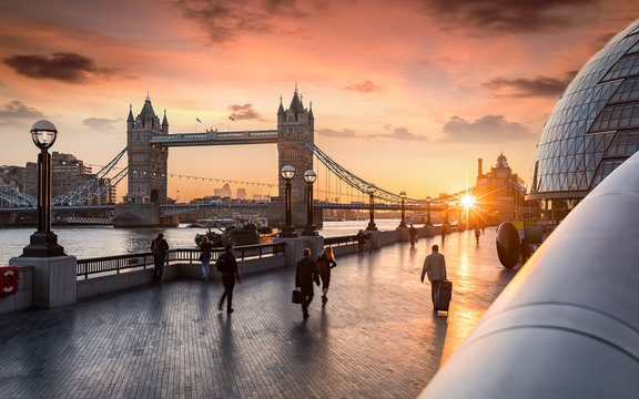 Rush Hour in London bei Sonnenaufgang: Leute laufen zur Arbeit an der Tower Bridge