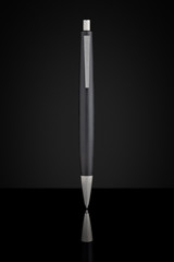 Kugelschreiber vor schwarzem Hintergrund