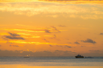 Fototapeta na wymiar Bora Bora au coucher de soleil