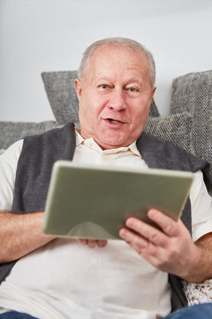 Senior mit Tablet in seiner Freizeit