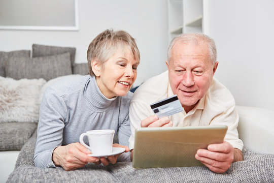 Senioren Paar beim einkaufen im Internet