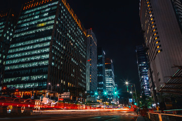 Fototapeta premium Ulica nocą, Seul, Korea Południowa, rozmycie ruchu