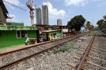 Häuser direkt an der Bahnstrecke in Colombo
