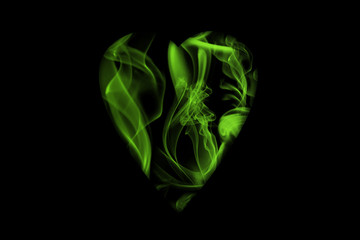 Fototapeta na wymiar Corazón de humo verde.