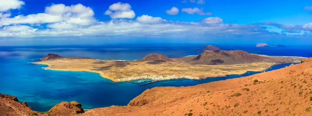 Foto op Aluminium Scenery of volcanic Lanzarote - panoramic view from Mirador del Rio for Graiosa island. Canary islands © Freesurf