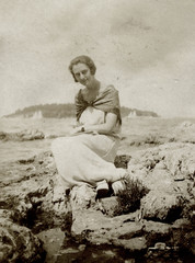 FOTO ANTICA CON GIOVANE DONNA SEDUTA SUGLI SCOGLI
