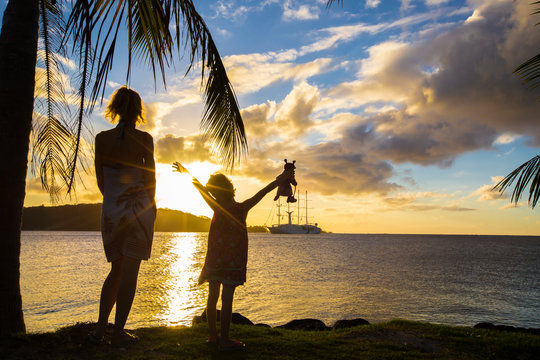 Coucher de soleil &agrave; Bora Bora en famille
