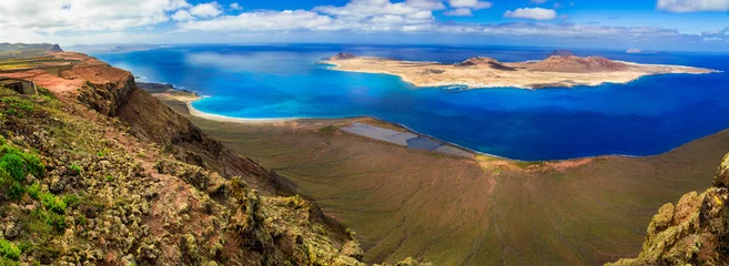 Foto op Aluminium Landschap van vulkanische Lanzarote - panoramisch uitzicht vanaf Mirador del Rio. Canarische eilanden © Freesurf