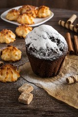 Obraz na płótnie Canvas Chocolate muffin sprinkled with powdered sugar. Homemade cookies. Selective focus.