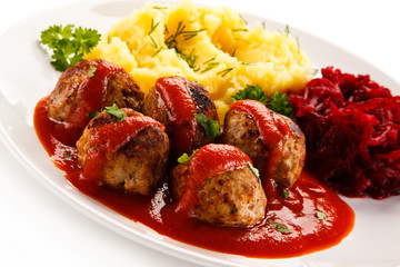 Roasted meatballs, mashed potatoes and vegetables