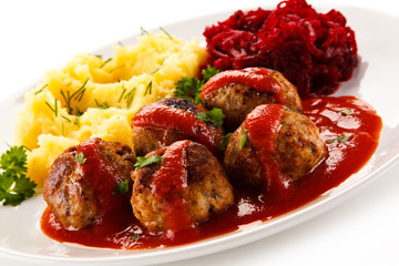 Roasted meatballs, mashed potatoes and vegetables