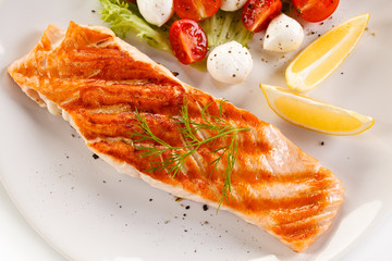 Grilled salmon with vegetables