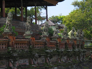 Bali. Templo hindu con estatuas balinesas