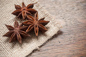 anis s&eacute;ch&eacute; sur table en bois